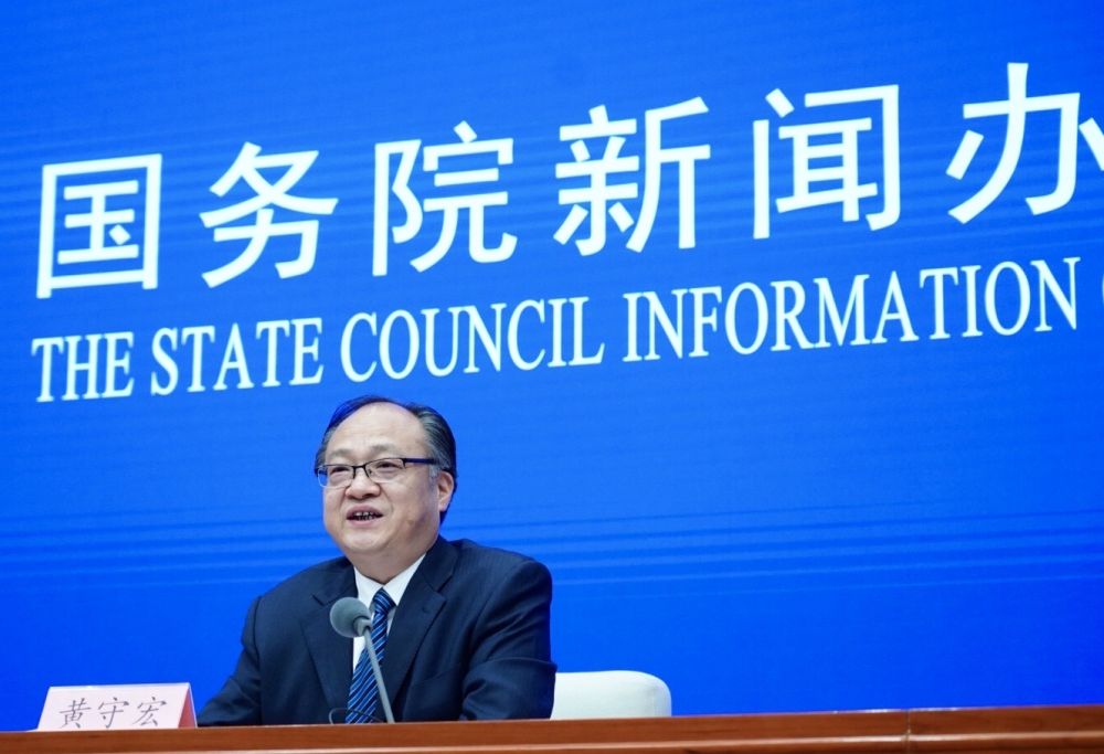 5月22日，國務(wù)院新聞辦邀請(qǐng)政府工作報(bào)告起草組負(fù)責(zé)人、國務(wù)院研究室主任黃守宏解讀政府工作報(bào)告有關(guān)情況。新華社記者　陳建力　攝